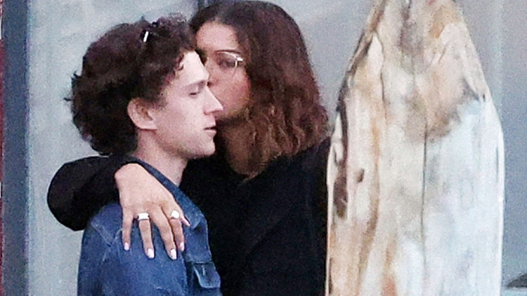 Ünlü çift gerçekten nişanlanmış... Aylar önce gidip sevgilisini babasından istemiş Ünlü çift gerçekten nişanlanmış... Aylar önce gidip sevgilisini babasından istemiş