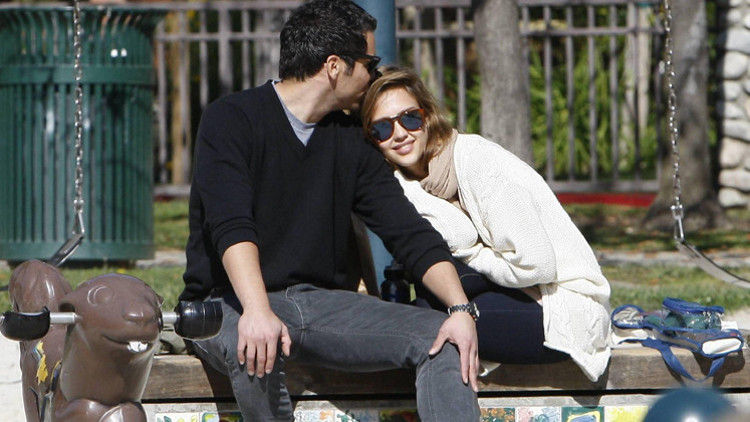 Ünlü çiftin mutluluğu mazide kaldı... 17 yıllık, üç çocuklu evlilik bitiyor... Yazık oldu bu büyük aşka Ünlü çiftin mutluluğu mazide kaldı... 17 yıllık, üç çocuklu evlilik bitiyor... Yazık oldu bu büyük aşka