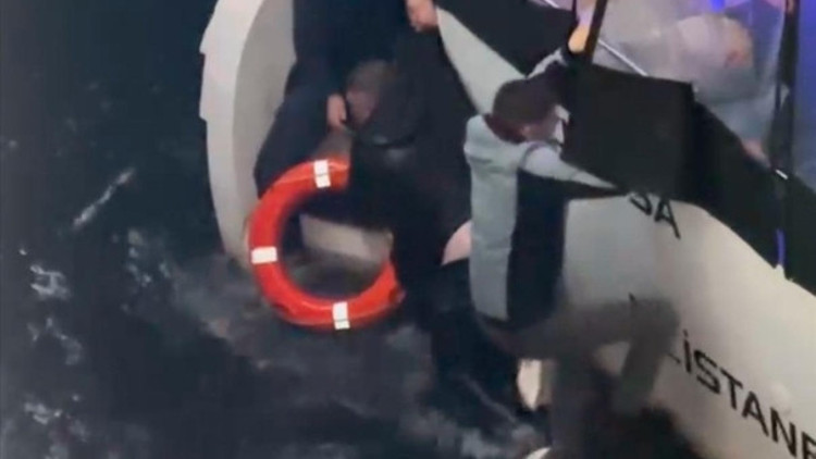 Galata Köprüsünde korku dolu anlar: Korkuluk kırılınca denize düştü