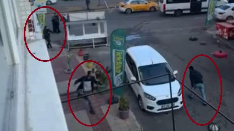 Diyarbakırda iki grup arasında silahlı kavga: 1 kadın ağır yaralandı Diyarbakırda iki grup arasında silahlı kavga: 1 kadın ağır yaralandı