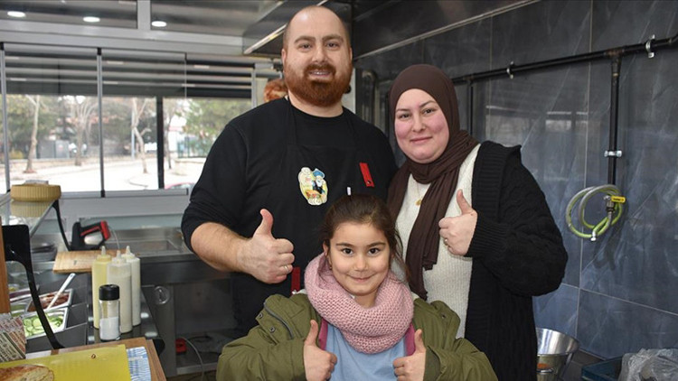 Memleket hasreti çeken çift, Afyonkarahisar’da biri dönerci biri fotoğrafçı oldu