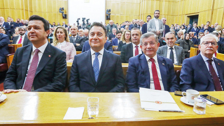 Üç partiye tek çatı: ‘Yeni Yol’un ilk grubu Üç partiye tek çatı: ‘Yeni Yol’un ilk grubu