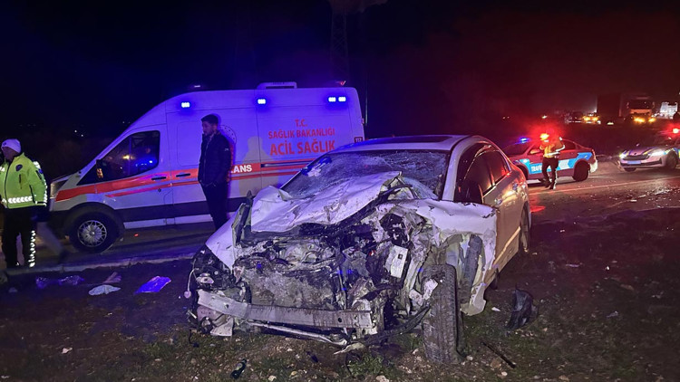 Uşakta otomobil ile işçi servisi çarpıştı: 28 yaralı