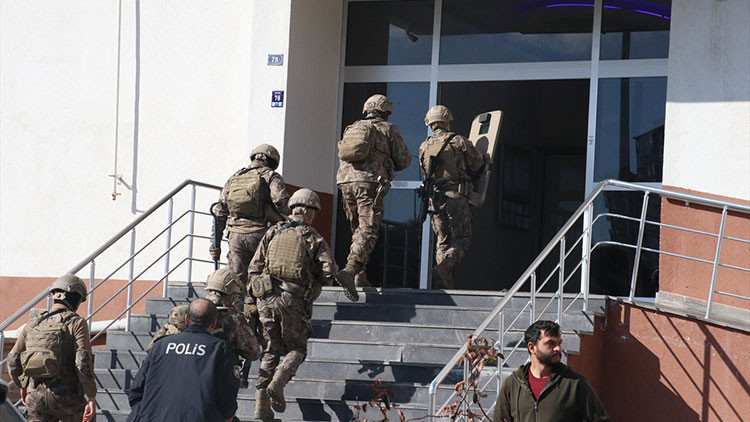 7 yaşındaki oğlunu vurdu Kendini eve kilitledi... Bölgeye özel harekat polisleri sevk edildi