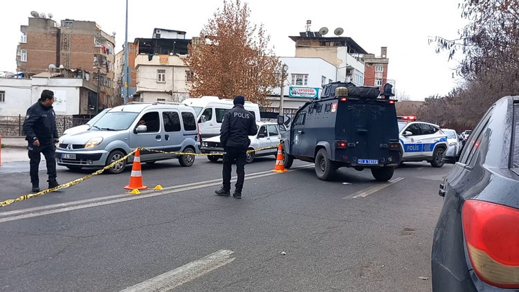 Sokakta yürürken uğradığı silahlı saldırıda öldü Sokakta yürürken uğradığı silahlı saldırıda öldü