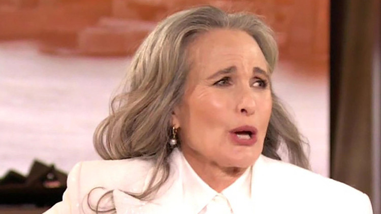 Herkes ne güzel yaşlandığını konuşuyor... Yıllardır bir hastalığı varmış... Çok şükür dizlerim ağrımıyor