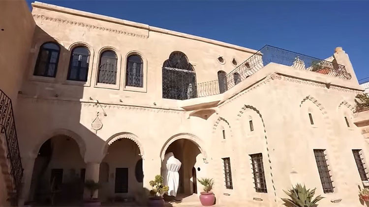 Ünlü türkücü iki ayrı evde yaşıyor Mardinde tarih kokan konak... Ünlü türkücü iki ayrı evde yaşıyor Mardinde tarih kokan konak...