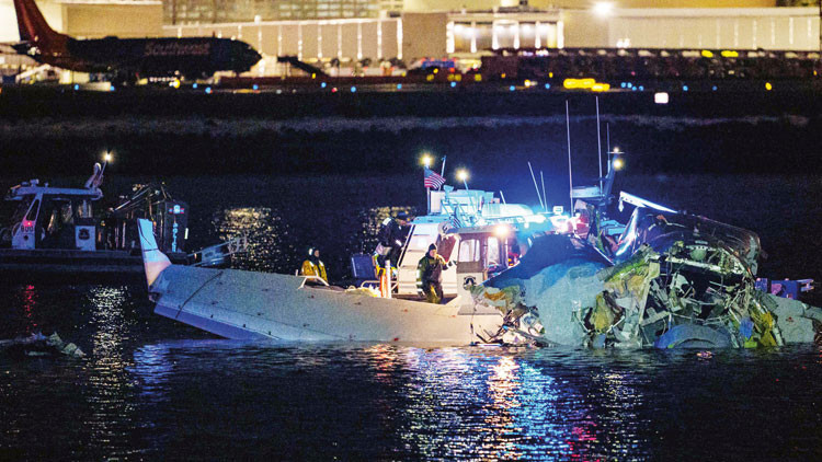 Yolcu uçağı ve askeri helikopter çarpıştı: 67 ölü... Havada dehşet