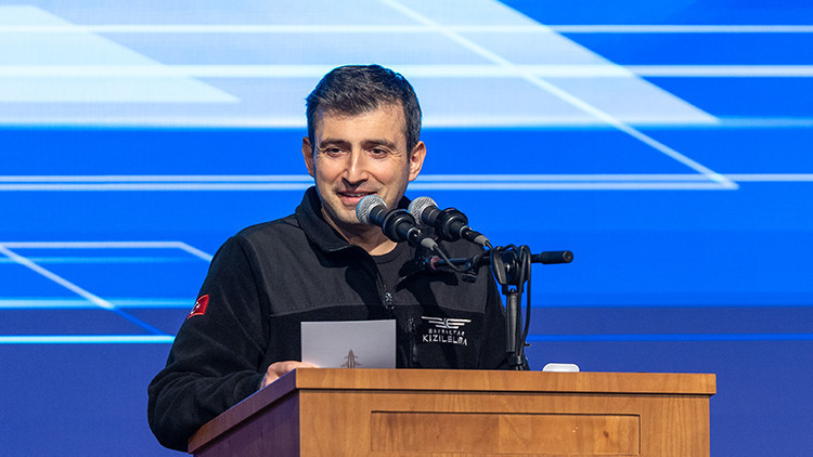 Özdemir Bayraktar ödülleri sahiplerini buldu Özdemir Bayraktar ödülleri sahiplerini buldu