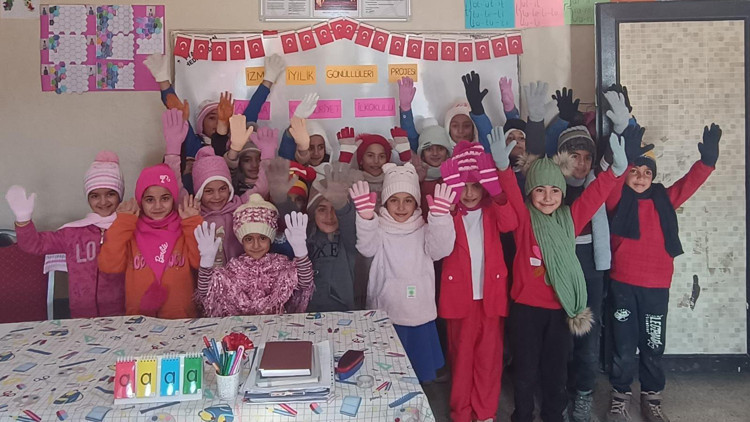 Kardeşleri üşümesin diye örgü örüyorlar