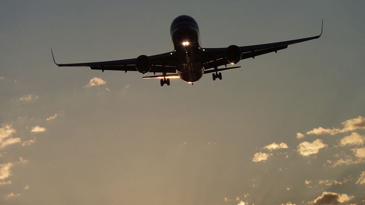 Havada gizemli koku paniği: Acil iniş yaptı