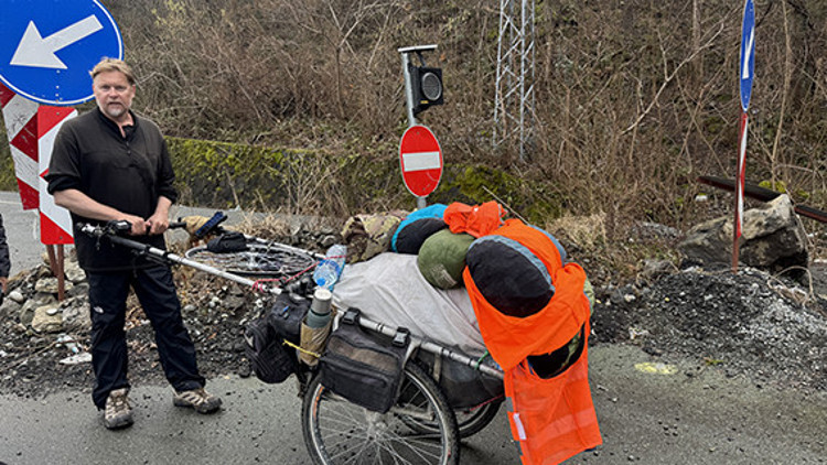 Yürüyerek dünyayı gezen İngiliz Türkiye’ye giriş yaptı Yürüyerek dünyayı gezen İngiliz Türkiye’ye giriş yaptı