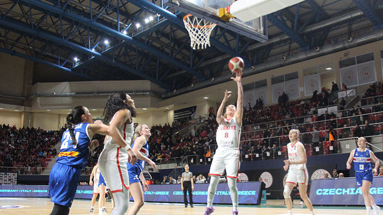 A Milli Kadın Basketbol Takımı, İzlanda’yı devirdi 5’te 5 yaptı
