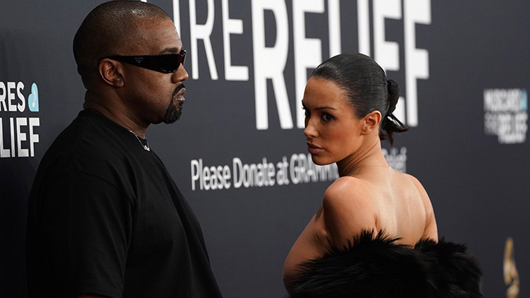 Tepkilerin odağındaki ünlü şarkıcı ilk kez konuştu: Karım üzerinde hakimiyetim var, ben ne istersem onu giyer