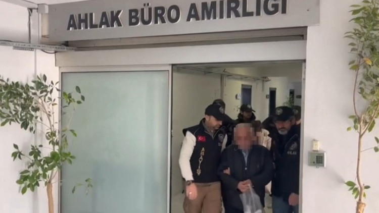 İzmirde masaj salonuna fuhuş operasyonu: 7 şüpheli tutuklandı İzmirde masaj salonuna fuhuş operasyonu: 7 şüpheli tutuklandı