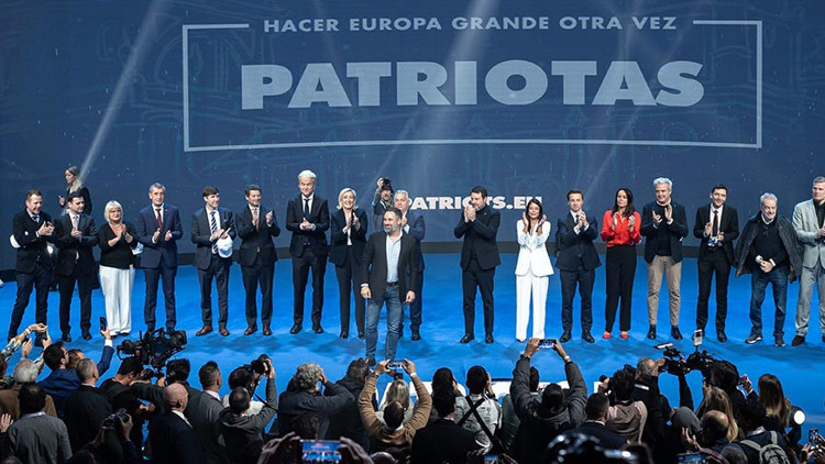 Aşırı sağcılardan gövde gösterisi