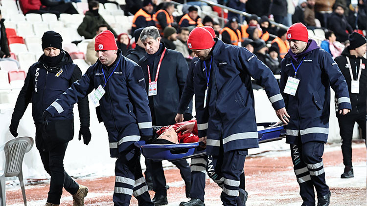 Sivasspor - Beşiktaş maçında korkutan sakatlık Kafa travması şüphesiyle hastaneye kaldırıldı Sivasspor - Beşiktaş maçında korkutan sakatlık Kafa travması şüphesiyle hastaneye kaldırıldı