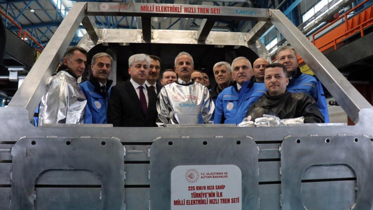 Bakan Uraloğlu, ilk yerli ve milli elektrikli tren setlerinin kaynağını yaptı