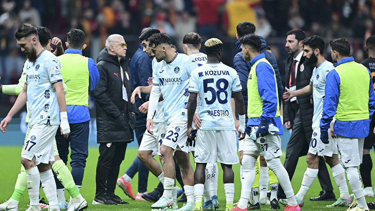 Adana Demirspor neden sahadan çekildi Kulübeyi arayarak kararını bildirdi