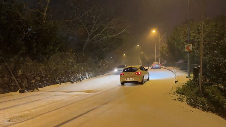 İstanbul Valiliği uyarmıştı: Anadolu Yakasında kar yağışı etkili oluyor İstanbul Valiliği uyarmıştı: Anadolu Yakasında kar yağışı etkili oluyor