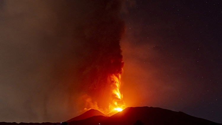 Etna Yanardağındaki lav akışı sürüyor Etna Yanardağındaki lav akışı sürüyor