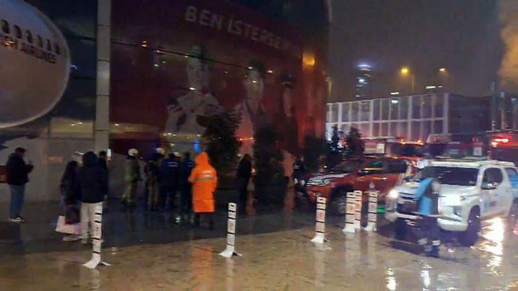 Son dakika... İstanbulda AVMde yangın paniği