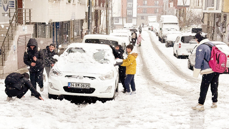 İstanbul beyaza büründü İstanbul beyaza büründü