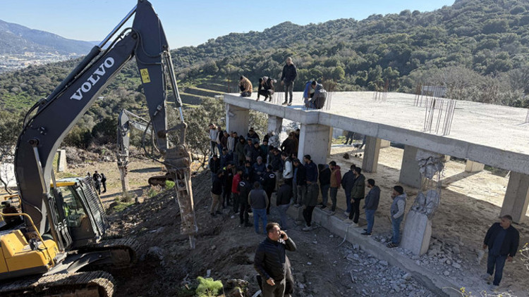 Bodrumda kaçak yapıların yıkımı sırasında gerginlik