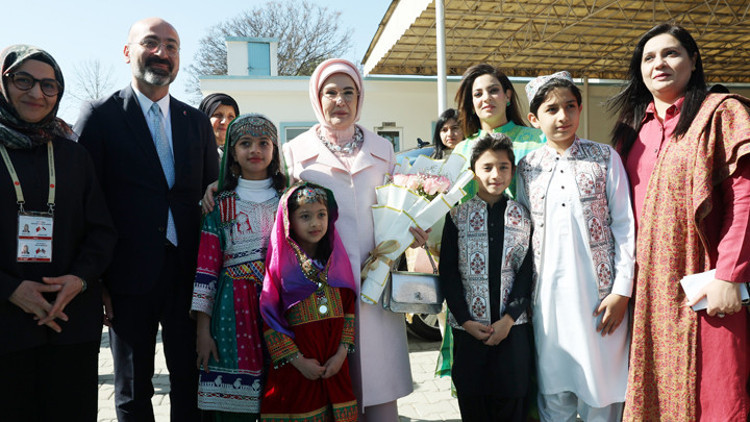Emine Erdoğan, Pakistanda Pak-Türk Maarif Uluslararası Okulları’nı ziyaret etti