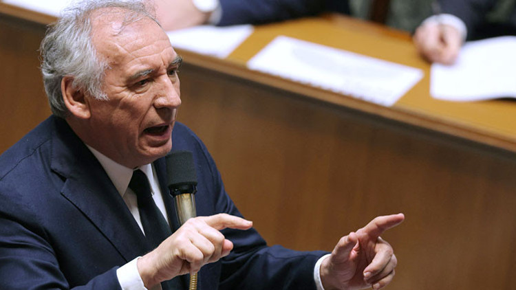 Fransa Başbakanı, özel okuldaki cinsel istismar iddialarını görmezden gelmekle suçlanıyor Fransa Başbakanı, özel okuldaki cinsel istismar iddialarını görmezden gelmekle suçlanıyor