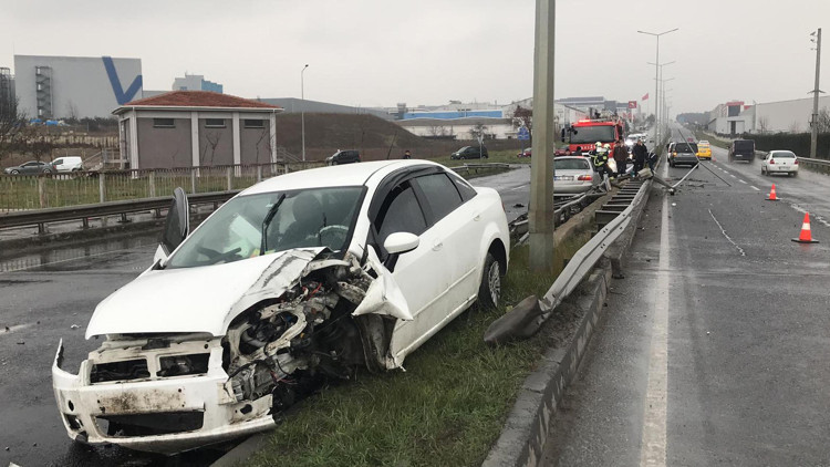 Tekirdağda 3 araç kazaya karıştı; 6 yaralı