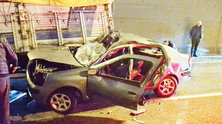 Zincirleme kaza: 1 ölü 4 yaralı Zincirleme kaza: 1 ölü 4 yaralı