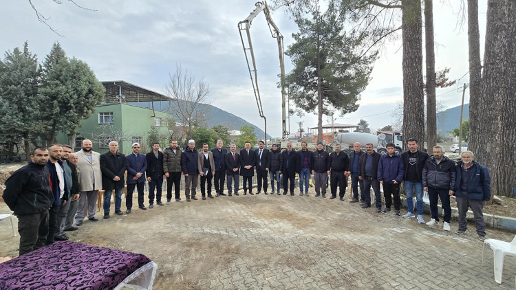 Hatay’ın Hassa ilçesinde, depremde yıkılan caminin yenisi yapılıyor