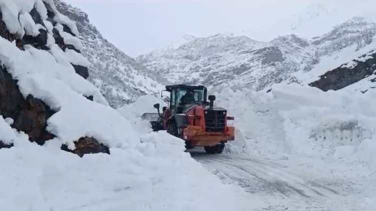 Şırnakta köy yoluna çığ düştü