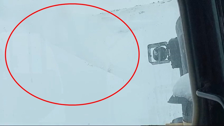 Şırnak’ta iş makinesinin üzerine çığ düştü; kabinde sıkışan operatör o anlarını çekti (2) Şırnak’ta iş makinesinin üzerine çığ düştü; kabinde sıkışan operatör o anlarını çekti (2)