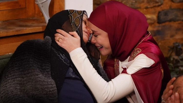 PİYASA 1. BÖLÜM FULL HD İZLEME EKRANI | Kanal Dnin yeni dizisi Piyasanın ilk bölümüne damga vuran sahne: Düğünde annesinin ölümüyle yıkıldı... İşte Piyasa 2. yeni bölüm fragmanı