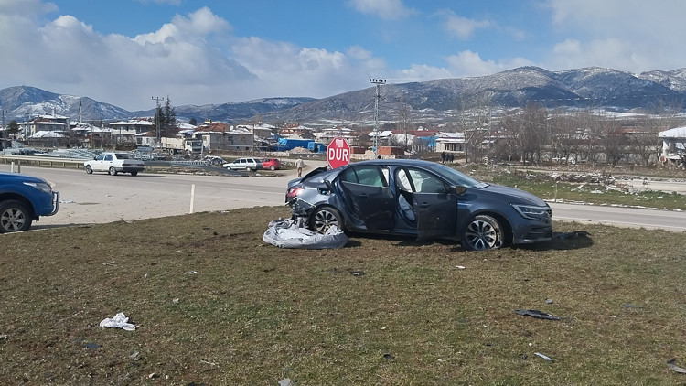 Otomobil ile taksi çarpıştı; 5 yaralı Otomobil ile taksi çarpıştı; 5 yaralı
