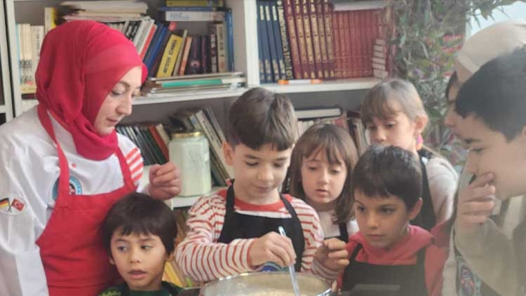 Münih’te çocuklar hem eğlendi, hem öğrendiler Peynir yaptılar