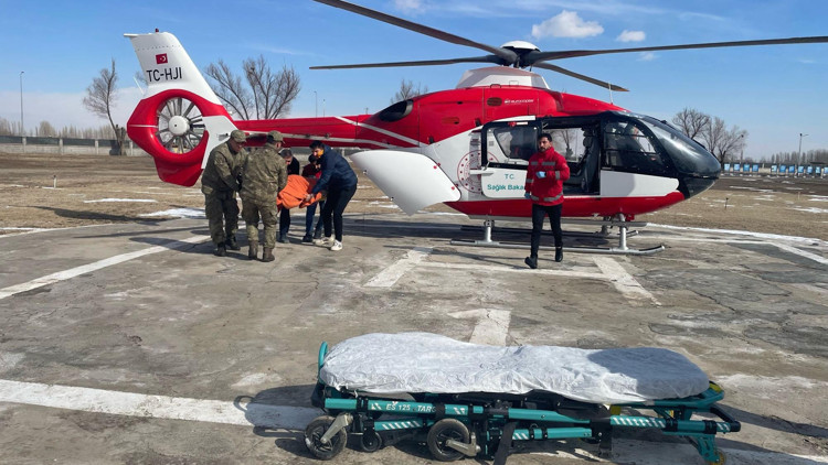 Yolu kapalı köydeki hasta, ambuluns helikopter ile alındı
