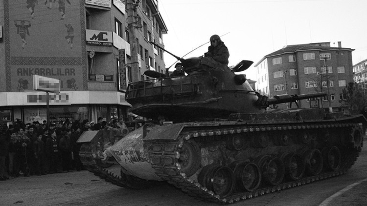 Siyasilerden art arda 28 Şubat paylaşımı: Demokrasi tarihimize geçen kara bir leke Siyasilerden art arda 28 Şubat paylaşımı: Demokrasi tarihimize geçen kara bir leke