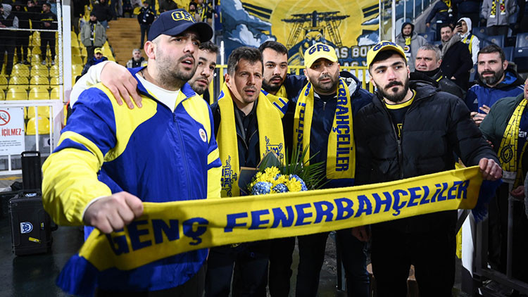 Fenerbahçe taraftarı Emre Belözoğlunu çiçeklerle karşıladı Fenerbahçe taraftarı Emre Belözoğlunu çiçeklerle karşıladı