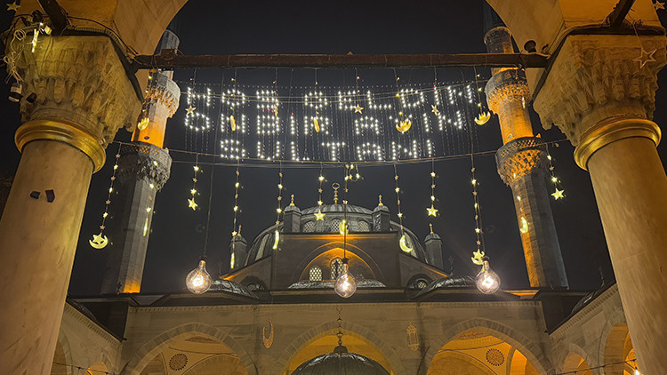 Üsküdarda ramazan coşkusu tarihi Valide-i Cedid Camiinde yaşatılıyor