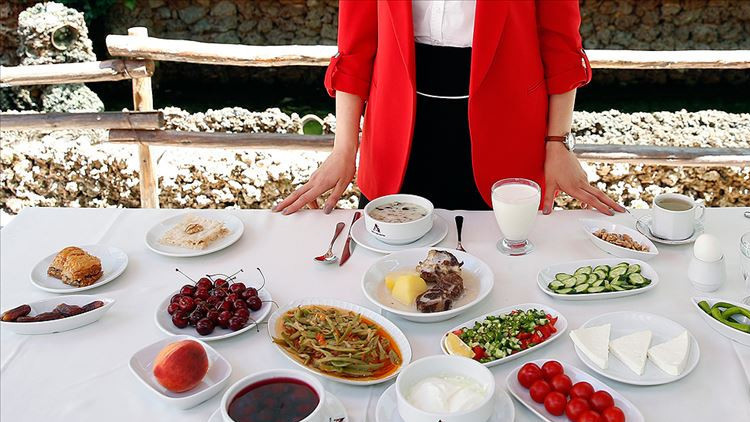 İftar ve sahurda sağlıklı beslenme önerileri: Aşırı yağlı ve şekerli gıdalardan kaçınılmalı İftar ve sahurda sağlıklı beslenme önerileri: Aşırı yağlı ve şekerli gıdalardan kaçınılmalı