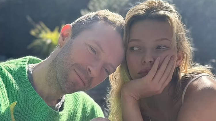 İkinci kocasıyla balayına giderken onu da çağırmıştı: Eski kocaya yeni yaş kutlaması... Bana verdiğin çocuklar için teşekkür ederim İkinci kocasıyla balayına giderken onu da çağırmıştı: Eski kocaya yeni yaş kutlaması... Bana verdiğin çocuklar için teşekkür ederim