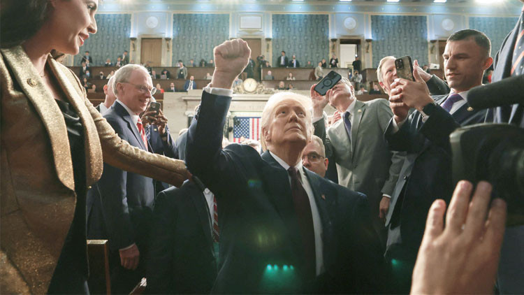 Trump konuştu Kongre bölündü: Bir yanda alkışlar bir yanda protestolar... Altın çağ vaat etti