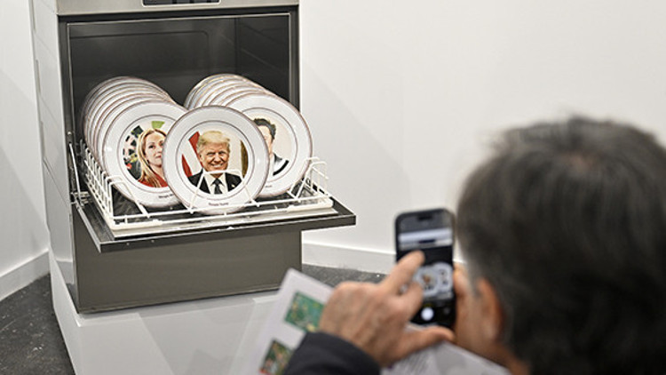 Çok enteresan sergi Trump bulaşık makinesinde...