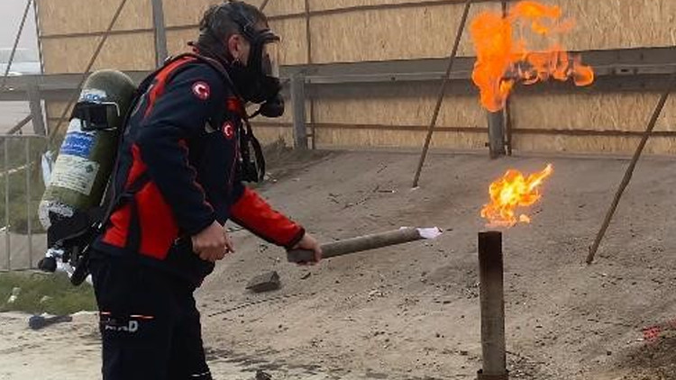 Kocaelide bulunan gaz 4 gündür aralıksız yanıyordu... Ekipler ölçüm yapıp yeniden alevlendirdi Kocaelide bulunan gaz 4 gündür aralıksız yanıyordu... Ekipler ölçüm yapıp yeniden alevlendirdi