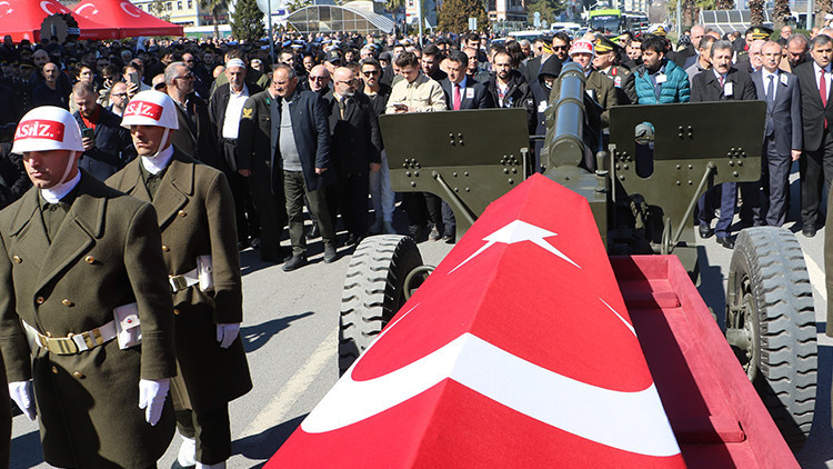 Irakın kuzeyinde şehit olan doktor, son yolculuğuna uğurlandı... Acılı baba sedye ile geldi