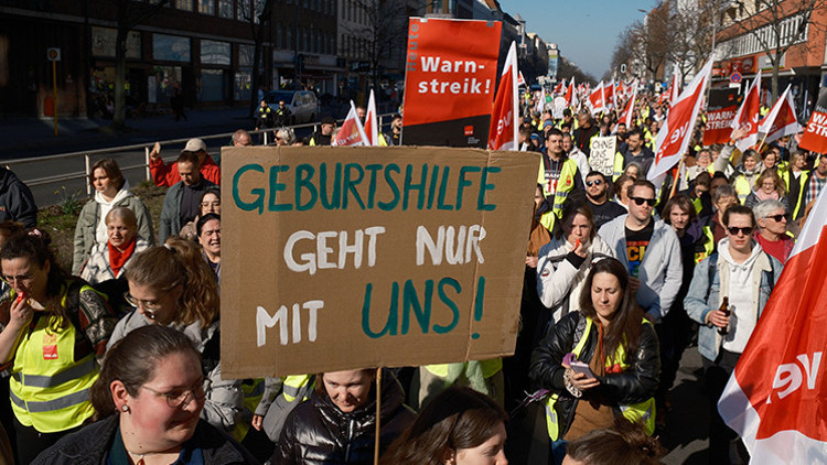 Berlin’de sağlıkçılar greve gitti