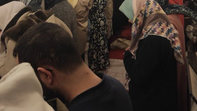 İstanbulda kaydedilmişti: Kadın ve erkeğin aynı safta yer aldığı namaza inceleme